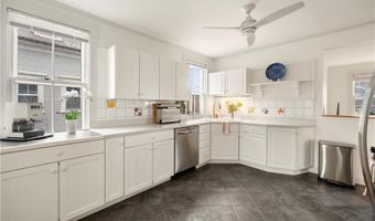 35 Marsh St, Newport, RI 02840