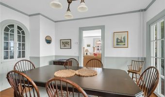 4 Van Zandt Ave, Newport, RI 02840
