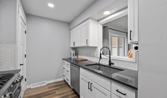 108 12th Ave SW, Altoona, IA 50009