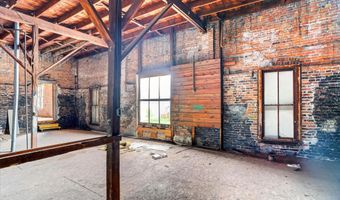 33 W Olive St, Aurora, MO 65605