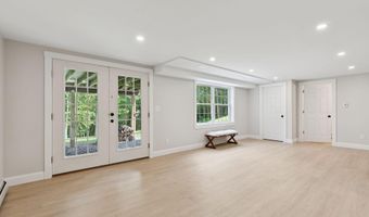 4 Victoria Ln, Falmouth, ME 04105