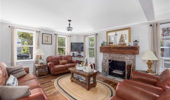 33 Clinton Ave, Jamestown, RI 02835