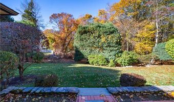 40 Phenix Ridge Dr, Cranston, RI 02921