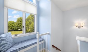 8 SCHOOL HOUSE Rd, Narragansett, RI 02882