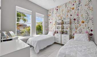 526 ISLEBAY Dr, Apollo Beach, FL 33572