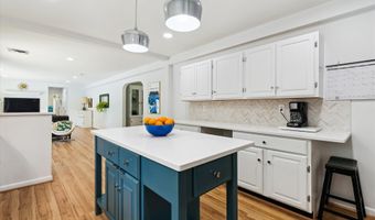 6916 PACIFIC Ln, Annandale, VA 22003