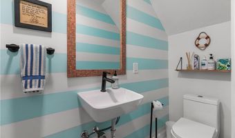 26 W Narragansett Ave 6, Newport, RI 02840
