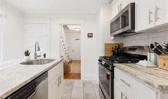 19 County St, Newport, RI 02840