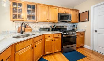 8 Hollyhock Knoll Ct 8, Bourne, MA 02532