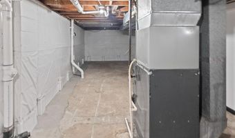 2405 Woodcrest Dr, Alton, IL 62002