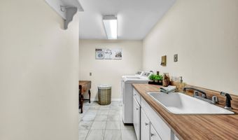 9 Arapaho Rd, Brookfield, CT 06804