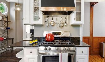 60 Division St, Newport, RI 02840