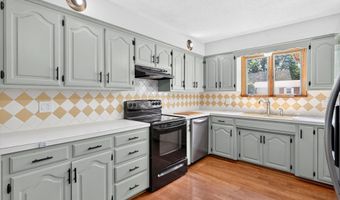 1635 Oak Dr, Aurora, MO 65605
