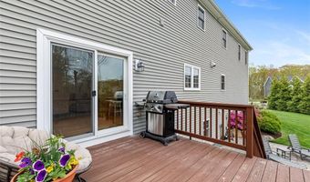76 Woods Ln, Cranston, RI 02921