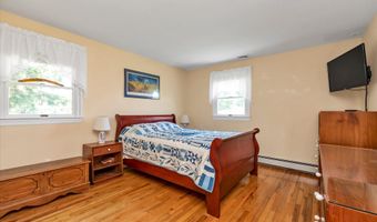 21 Hamilton St, Amityville, NY 11701