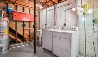 8928 CHELTONHAM Pl, Annandale, VA 22003