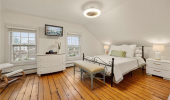 35 Marsh St, Newport, RI 02840