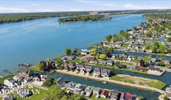 2122 Michigan St, Algonac, MI 48001