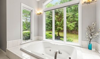 9 Hubbard Rd, Amherst, NH 03031