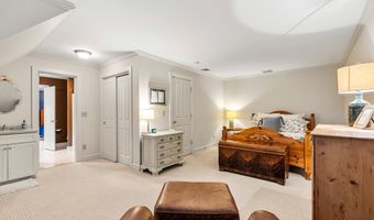 17 Canterbury Ln, Bedford, NH 03110