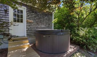 220 Island Dr, Middletown, RI 02842