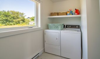 8 Shipmasters Cove Rd, Belfast, ME 04915