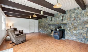 80 Woodbridge Dr, East Greenwich, RI 02818