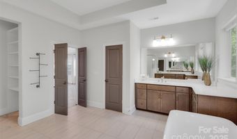 5052 Lesleewood Ct, Charlotte, NC 28226