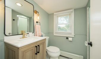 17 Rosedale Ct, Middletown, RI 02842