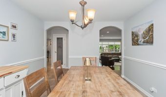 18 W Appletree Ln, Arlington Heights, IL 60004