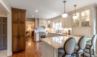 22205 W PINEVIEW Dr, Antioch, IL 60002