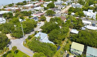 128 4th St, Apalachicola, FL 32320