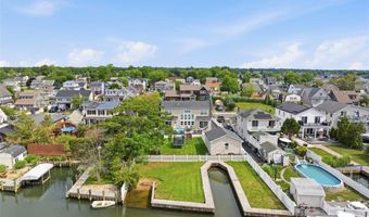 34 Meadow Ln, Amityville, NY 11701