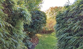 4 Spinnaker Dr, East Providence, RI 02915