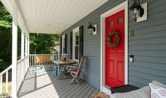 8 Sassafras Ln, Clinton, CT 06413