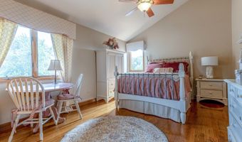 22205 W PINEVIEW Dr, Antioch, IL 60002