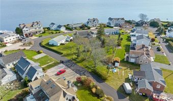 21 Namcook Rd, Narragansett, RI 02882