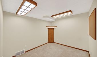 909 Idaho Ave, Ames, IA 50014