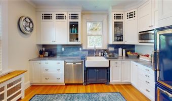 28 W Narragansett Ave, Newport, RI 02840