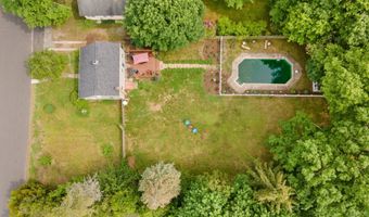 8 Maple Ave, Clinton, CT 06413