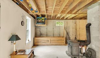 21 Bowling Green Ln, Belfast, ME 04915
