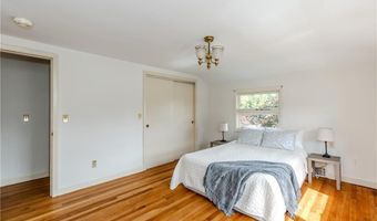 22 Whitewood Dr, Cranston, RI 02920