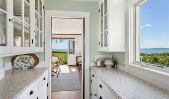 8 Taylor's Ln N, Little Compton, RI 02837