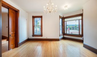 302 S Main St, Algonquin, IL 60102