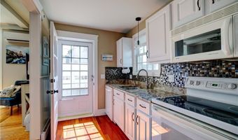 35 Pelham St A, Newport, RI 02840