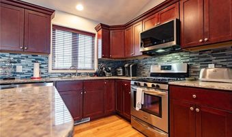 10 Flanders St, Johnston, RI 02919