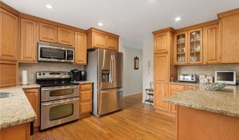68 Birchwood Dr, Narragansett, RI 02882