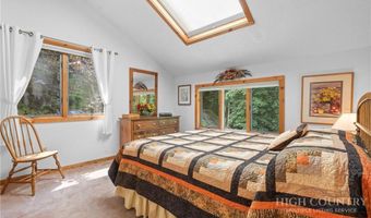 221 White Oak Trl, Banner Elk, NC 28604