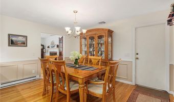68 Birchwood Dr, Narragansett, RI 02882