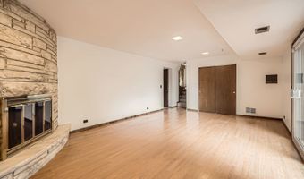 907 E Crabtree Dr, Arlington Heights, IL 60004